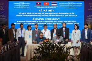 越南企业同老挝与泰国从事进出口企业签署经营合作备忘录。（图：广平报）