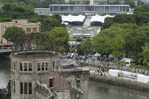 在被投掷原子弹77周年的“核爆日”，和平纪念仪式在广岛市的和平纪念公园举行。前方为核爆圆顶屋。（图：共同社）