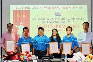 在越南-新加坡工业区党部所属VSIP工会党支部的党员接纳仪式。