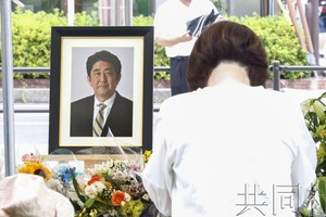 日本前首相安倍晋三遭枪击身亡满一周年。图为献花台上的安倍遗像。7月8日上午摄于奈良市。（图：共同社）