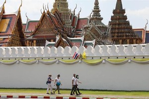 遊客行走在泰國曼谷大王宮外。（图：新華網）