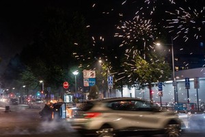 当地时间2023年6月29日，法国巴黎阿让特伊，一名少年在巴黎郊区楠泰尔的一次警察交通拦截中被枪杀三天后，抗议活动爆发。（图：Getty Images）