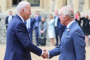 当地时间7月10日，英国国王查理斯三世会见来访的美国总统拜登。（图：AP）