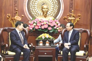 市委书记阮文年与韩国驻本市新任总领事申忠(音)交换意见。（图：市党部新闻网）