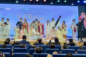 中国各朝代演变的精彩服饰表演。