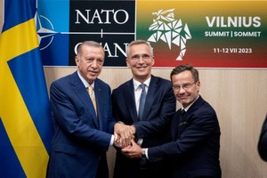 2023年7月10日，立陶宛维尔纽斯北约峰会，土耳其总统埃尔多安、北约秘书长斯托尔滕贝格与瑞典首相克里斯特松。（图：Getty Images）