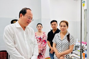 市领导探望达乐省被击伤公安