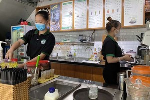 大学生在本市的一家咖啡店兼职。（示意图：范友）