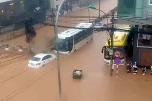 大勒市中心区大雨倾盆过后严重受淹。（图：长元）