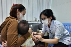 本市儿童按照扩大免疫规划接种疫苗。（图：秋贤）