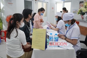 医生为年轻夫妇提供生育咨询。