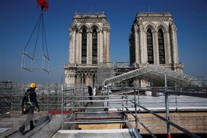 当地时间2021年4月15日，法国巴黎，工人在巴黎圣母院顶端工作。（图：AFP）