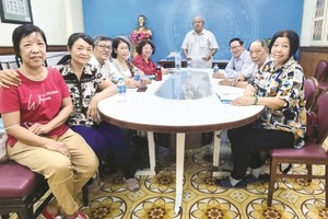 华人摄影分会为庆祝南方解放日做好准备