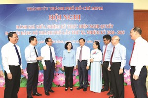 与会代表交换意见。