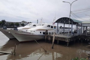 因天气恶劣之故，坚江省所有从陆地到岛屿的客运必须暂停活动。（图：交通报）