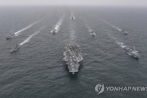 图为 4月4日，在济州南部公海，韩美日举行反潜和搜救联合演习。（图：韩联社）