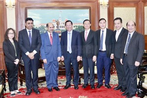 市人委会主席潘文迈与印度驻越南大使馆代表团合影。（图：市党部新闻网）