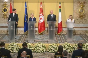 荷兰首相、突尼斯总统、欧盟委员会主席和意大利总理举行联合新闻发布会。（图：AP）