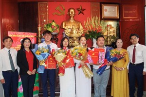 雄王高中学校和黎鸿锋高中专校党支部代表祝贺4位新党员。