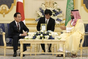日本首相岸田文雄（左）与沙特王储穆罕默德･本･萨勒曼（右）举行会谈。（图：共同社）