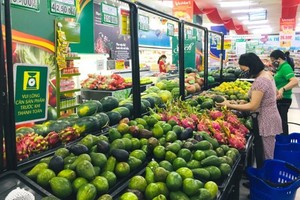 市民在超市购物。