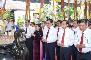 巴地-头顿省领导在昆仑革命历史地点上香缅怀历代英雄烈士。（图：先锋）