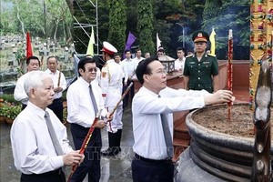 缅怀在昆仑岛牺牲英雄烈士、革命战士与爱国同胞