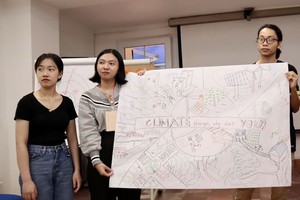 潘阮怀雅(中)希望她的行动能够向民众传播并提高环保意识。