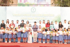 在第一郡陈兴道小学的2022至2023学年结业礼上，家长和学生一起获表彰。