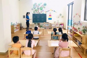 河内市南慈廉郡的一个幼儿园班教导学童识字。