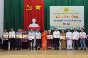 芹苴市领导向为落叶剂受害者做出贡献的团体和个人颁发金心感谢状。（图：越通社）