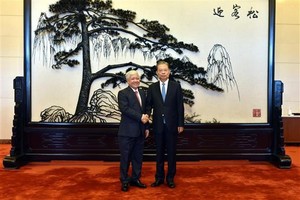 越南祖国阵线中央委员会主席杜文战（左）会见中国全国人大常委会委员长赵乐际。（图：越通社）