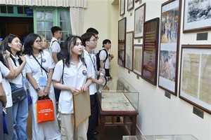 旅居海外越南青年参观越南祖国阵线博物馆。