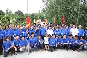 市委副书记阮胡海与百科大学绿色暑期志愿战士们合影留念。（图：市党部新闻网）