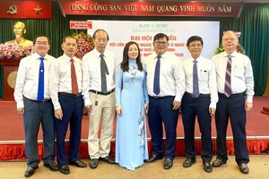 各单位领导与4位华人执委留影。