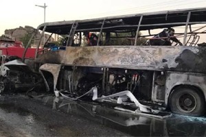 19日凌晨4时许，一辆皮卡车和一辆公共汽车在该国南部塔曼拉塞特省的国道上相撞后起火，造成34人死亡、12人受伤。（图：互联网）