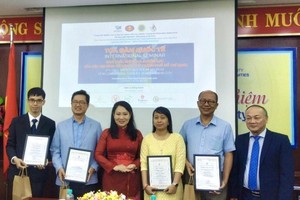 市人文与社会科学大学副校长潘清定（右一）向参加研讨会的科学家、管理者、讲师赠送鲜花。