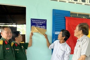 市烈士家属辅助协会主席陈世选大校(左二)与174团联络委员会向优抚家庭赠送情义屋。