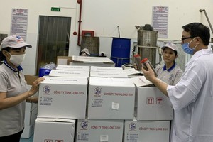 在产品出厂之前，王永协总经理还抽样检查以确保质量。