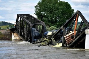 美国蒙大拿州斯蒂尔沃特县火车脱轨事故现场。（图：美国有线电视新闻网）