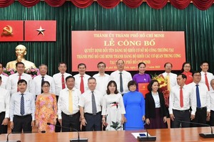 市委副书记阮胡海同中央驻本市机关党部成员合影留念。（图：越勇）