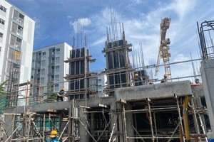 平政县原山居民区的社会住房项目一直维持活跃的施工进度。