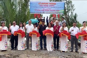 第八郡丰富会馆理事会代表参加“14000涌桥”落成仪式。