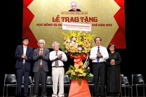 市委书记阮文年向组委会赠送鲜花。