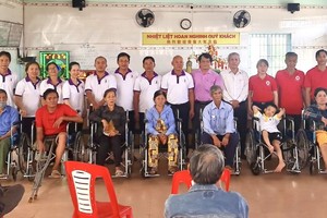 芽庄市关圣帝庙向残疾人士捐助轮椅。