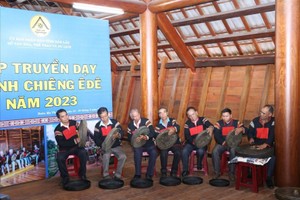 艺人在2023年埃德族锣钲培训班表演锣钲节目。