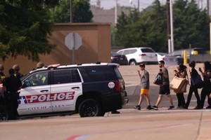 当地时间5月6日，美国得克萨斯州达拉斯市郊的一处奥特莱斯商业区发生枪击事件，已造成包括凶手在内的至少9人死亡、7人受伤，图为民众撤离商业区。（图：Representative Image）