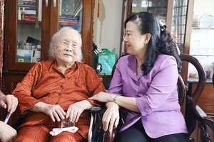 卫生部长陶红兰（右）前往探望烈士邓垂簪医生的母亲尹玉簪。（图：宝玲）