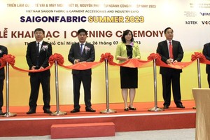 工商部副部长潘氏胜（右三）与诸位领导参加展览开幕剪彩仪式。