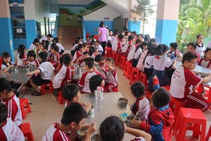 第十一郡黎廷征小学学生的午餐时间。